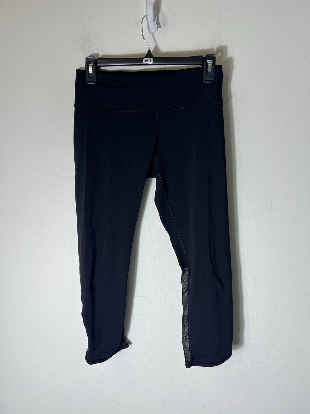 Lululemon Black Capri Athletic Leggings with Mesh Detailing on Calves Sz 6